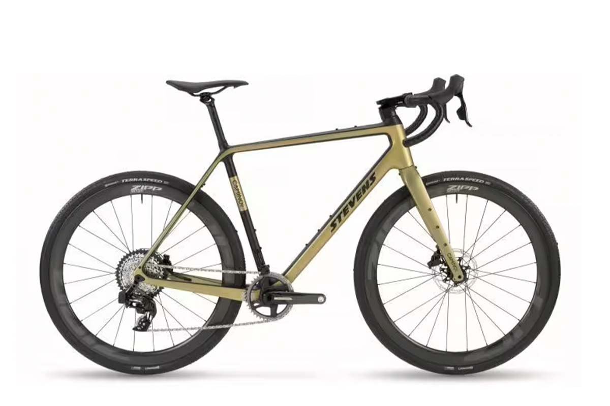 grünes Gravelbike auf weißem Grund