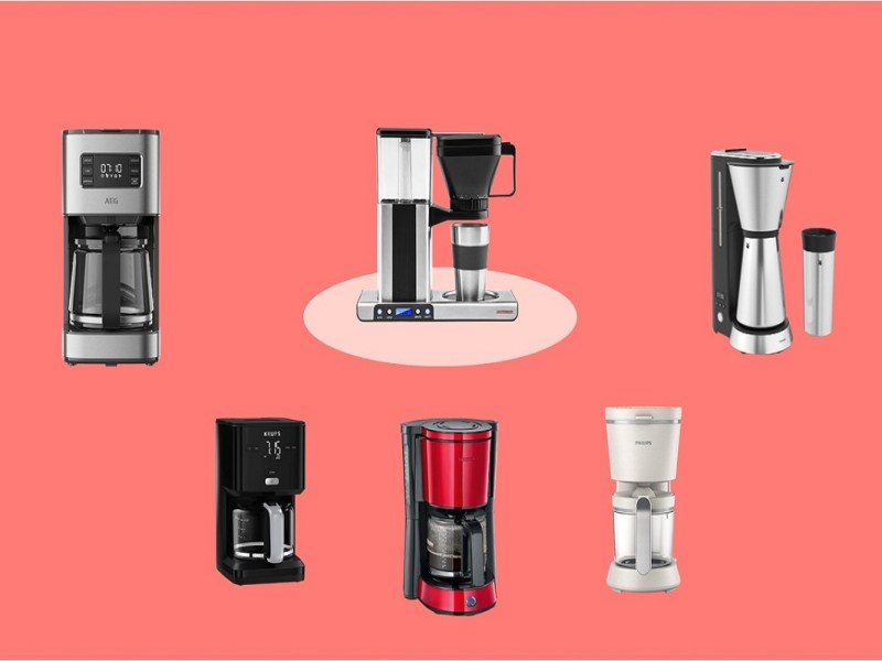 Sechs Filterkaffeemaschinen sind auf orangenem Hintergrund angeordnet.