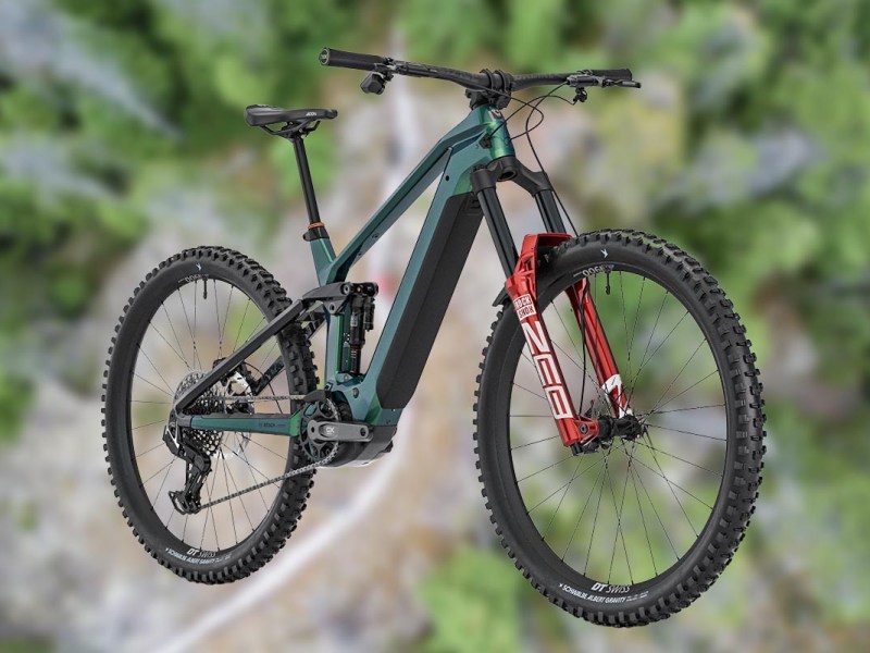 E-Bike von Conway auf verschwommenem Hintergrund.