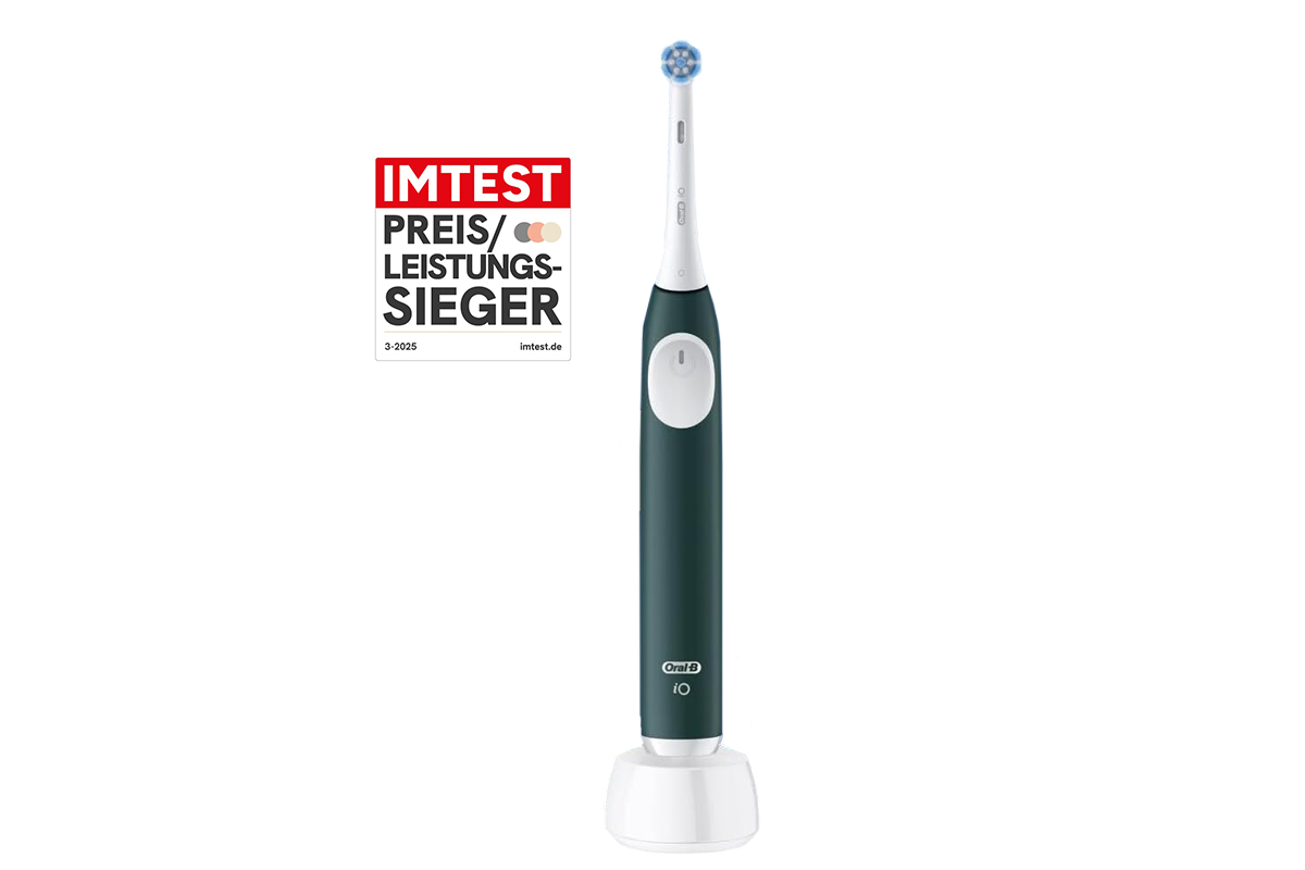 Die Braun Oral-B iO Series 2 in dunklem Grün auf weißem Hintergrund. Daneben das Preis-Leistungssieger-Siegel von IMTEST.