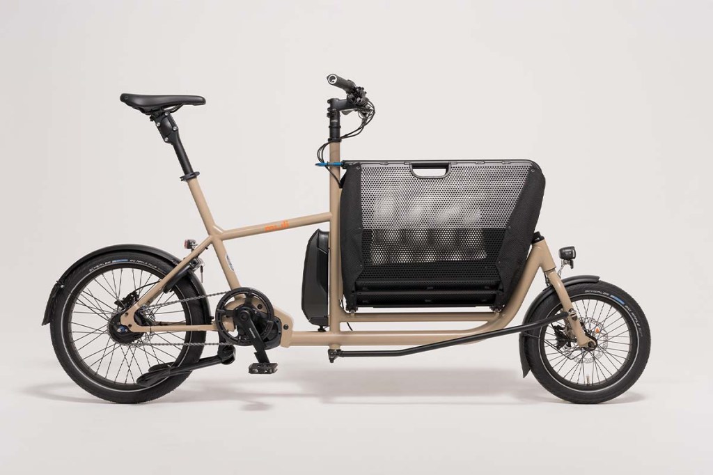 braunes Cargo-E-Bike auf beige-braunem Untergrund