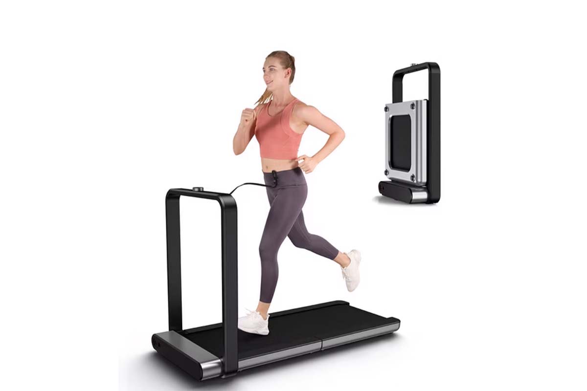 Frau auf einem Laufband, daneben sieht man das Laufband zusammengeklappt, weißer Hintergrund
