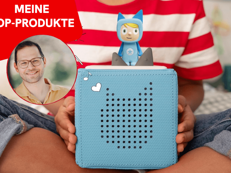 Eine Toniebox liegt auf einem Schoß.