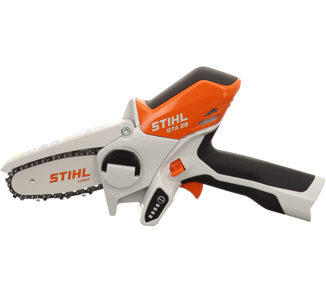 Eine Mini-Kettensäge von Stihl vor weißem Hintergund.