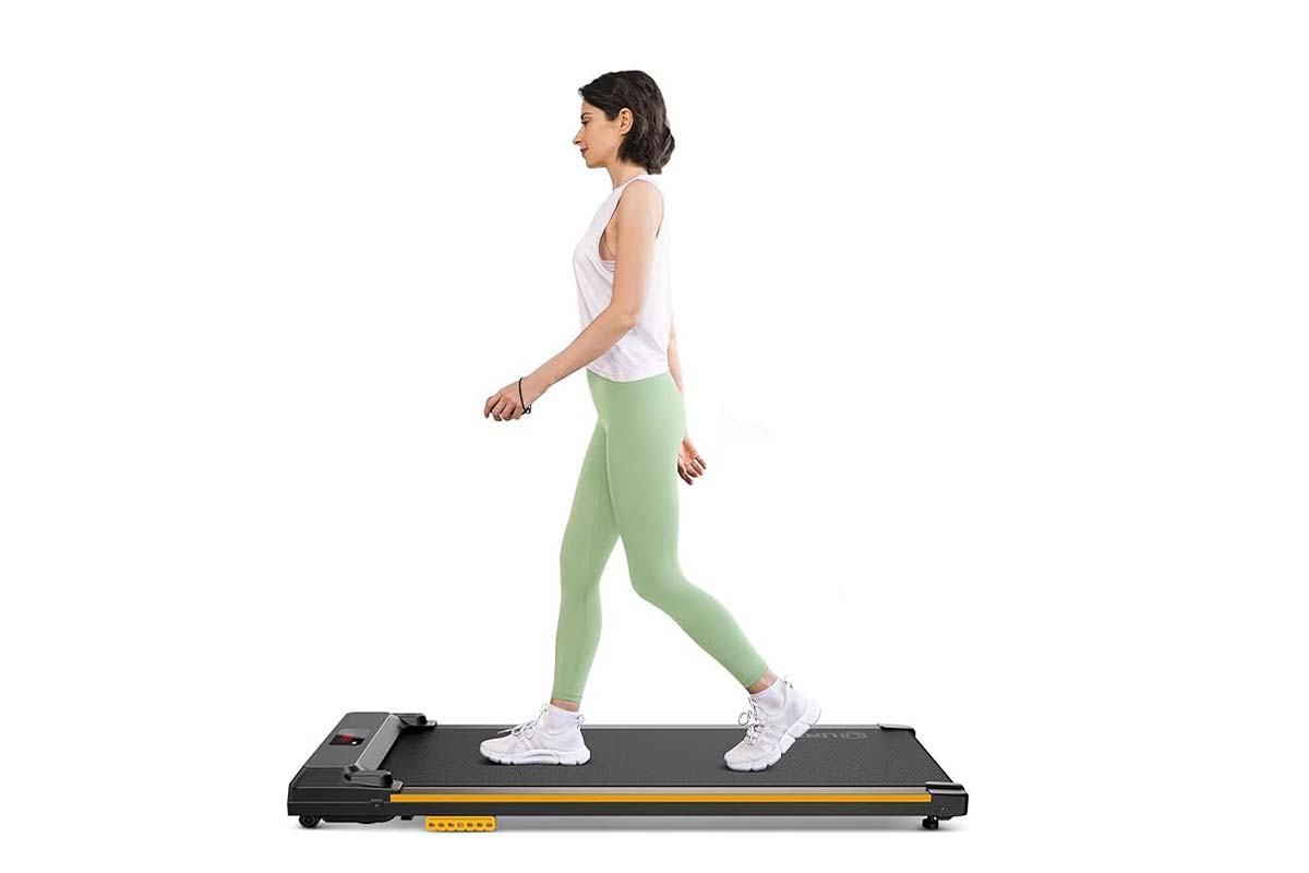 Frau von der Seite auf einem Laufband, weißer Hintergrund