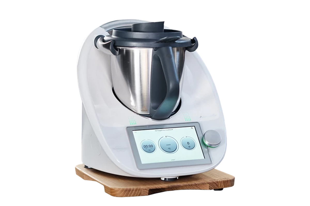 Das Gleitbrett "Slider" mit dem Thermomix TM6 darauf vor weißem Hintergrund.