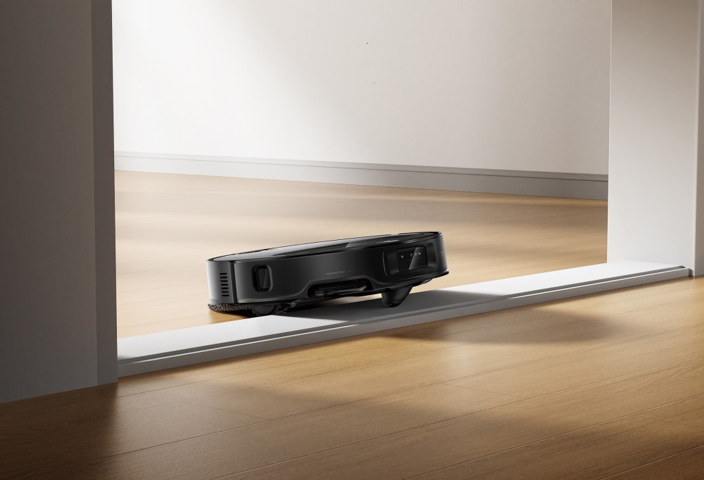 Der Roborock Saros Z70 überquert eine Türschwelle.