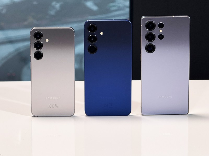 Die drei S25-Smartphones stehen nebeneinander.