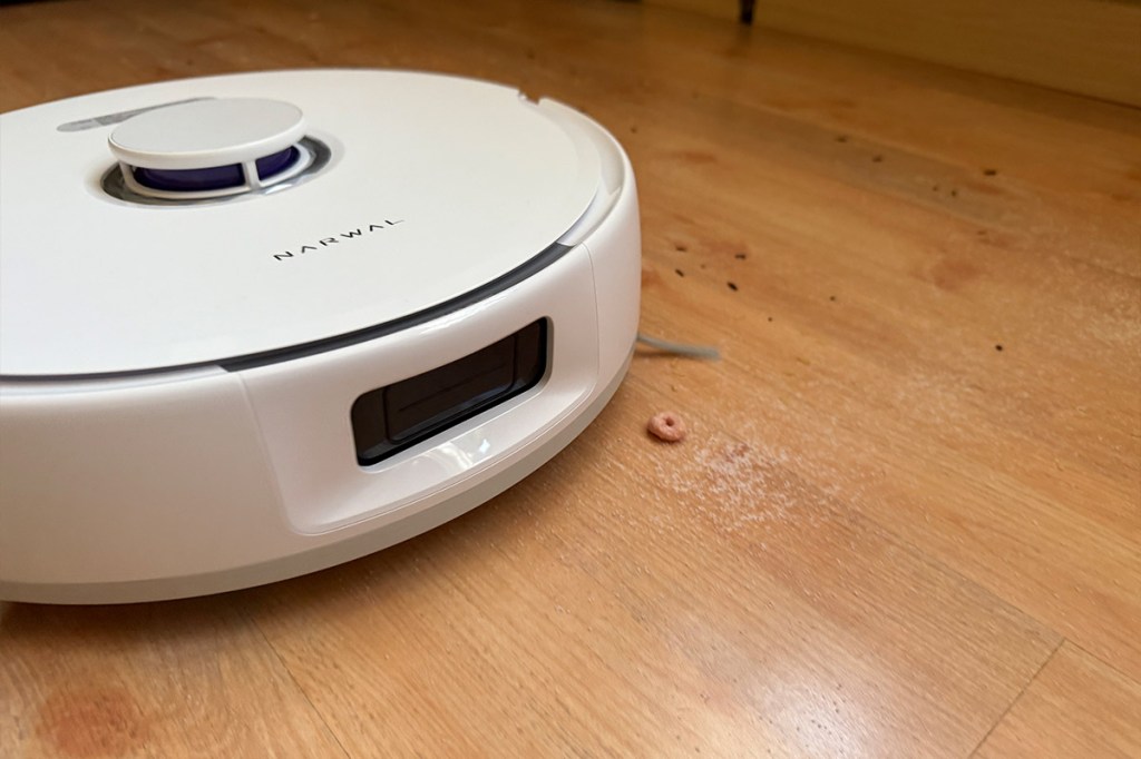 Der Narwal Freo Z10 saugt auf Laminat.