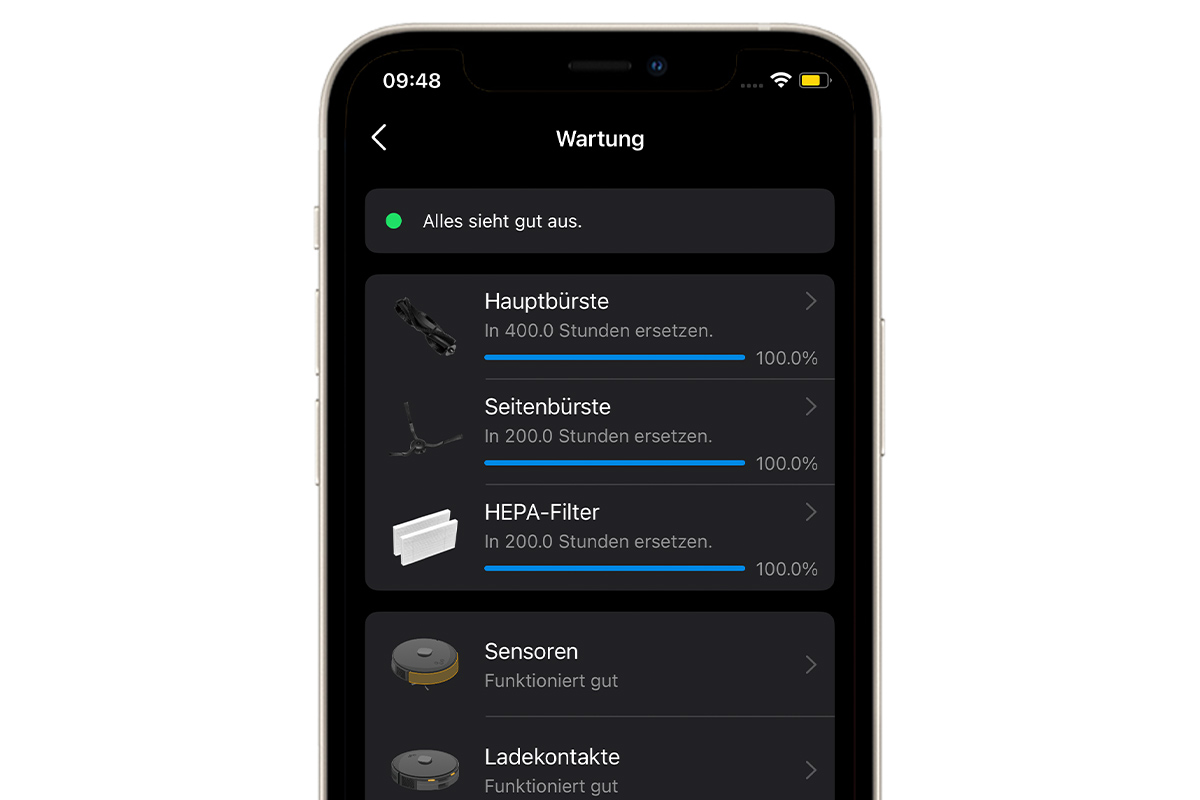 Ein Smartphone mit geöffneter Saugroboter-App, in der die Wartunseinstellungen geöffnet sind.