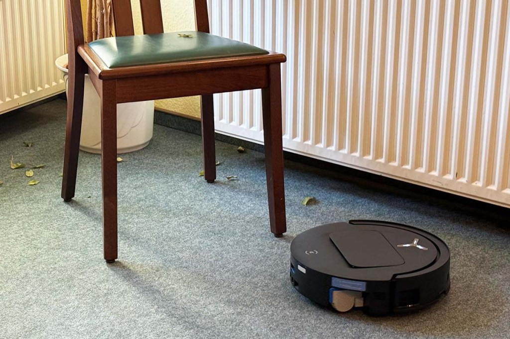 Der Deebot T80 Omni im IMTEST-Hindernisparcours (neben einem Stuhl).