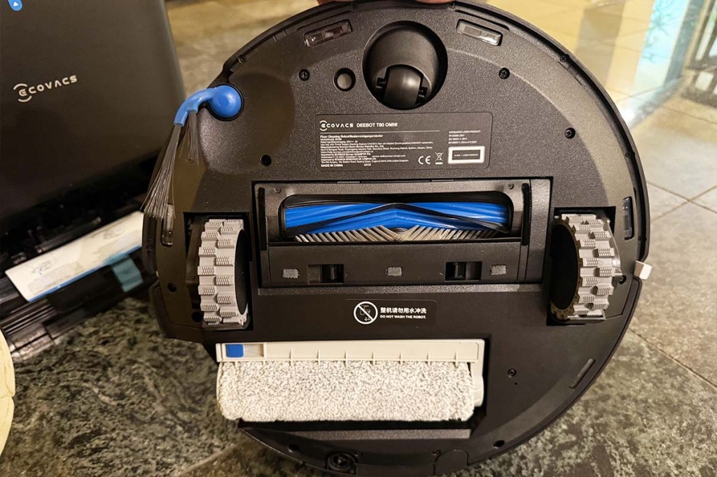 Der Deebot T80 Omni von unten, sodass die Wischrolle zu sehen ist.