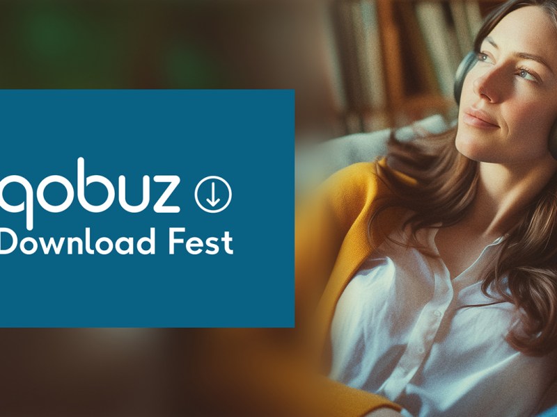 Eine Frau hört auf ihren Kopfhörern musik. Links das Qobuz-Logo vor blauem Grund.