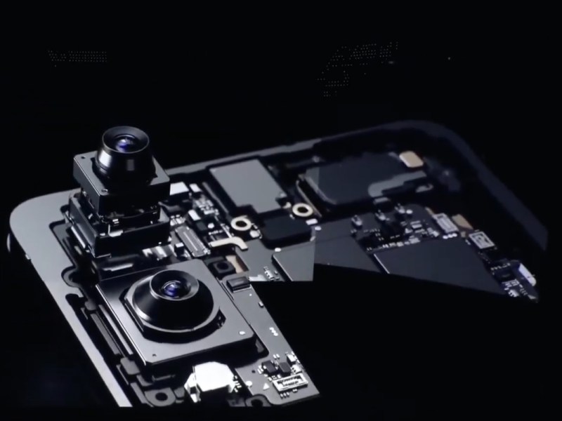 Das Innenleben des S25 Edge mit Fokus auf die zwei Kamera-Module vor schwarzem Hintergrund.