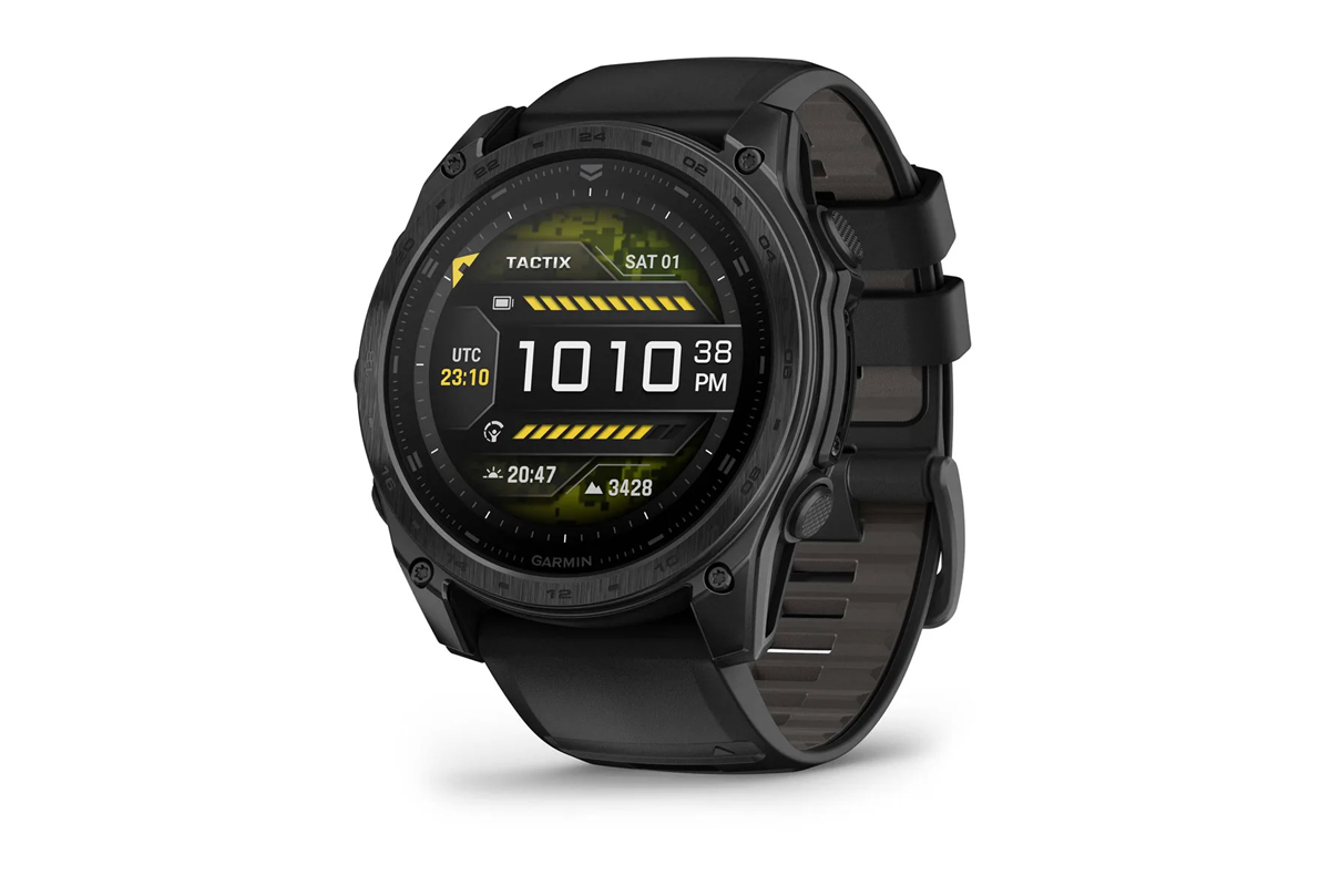 Die Smartwatch Garmin Tactix8 vor weißem Hintergrund