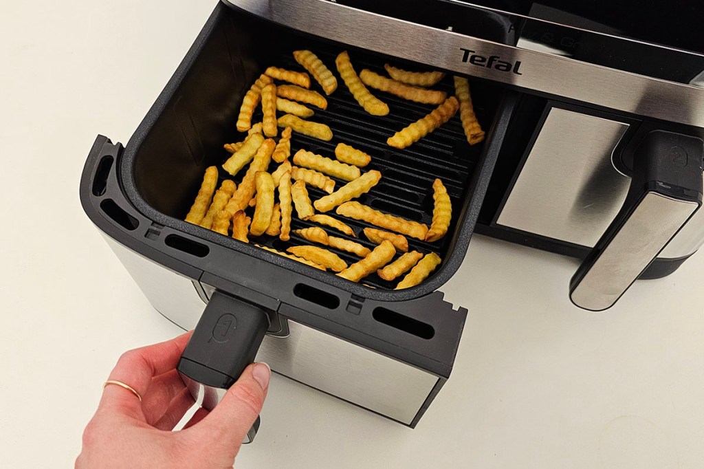 Pommes in einer Heißluftfritteuse
