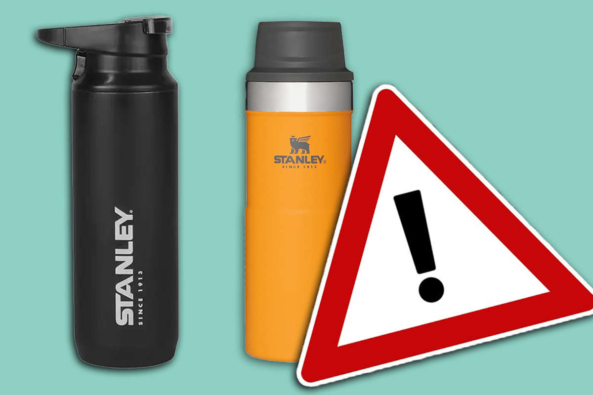 Zwei Stanley-Cups, daneben ein Warnschild vor türkisem Hintergrund.