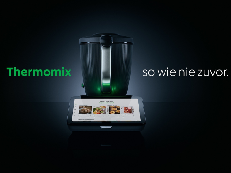 Der Thermomix TM7 vor schwarzem Hintergrund.