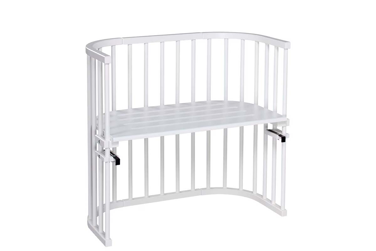 weißes Baby-Beistellbett auf weißem Grund