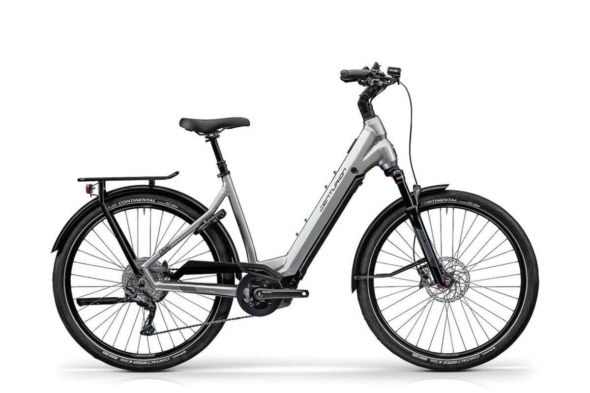 silbernes E-Bike auf weißem Grund