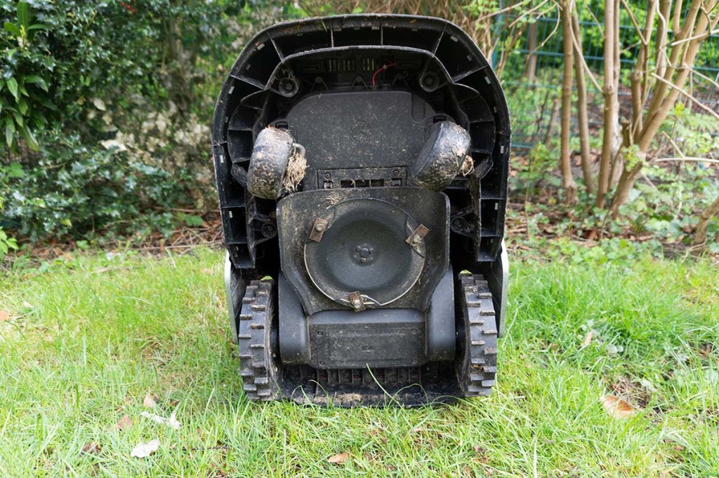 Mähroboter aufrecht stehend, man sieht die Unterseite