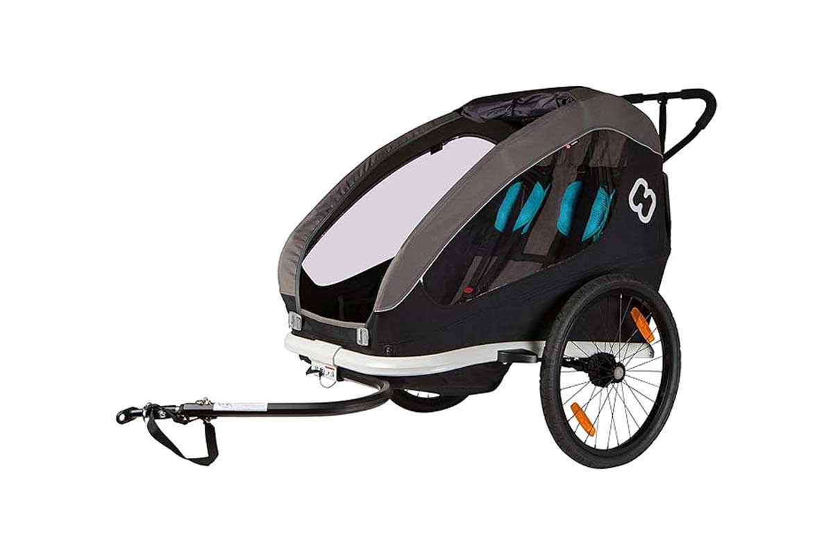 schwarzer Fahrradanhänger für Kinder auf weißem Grund