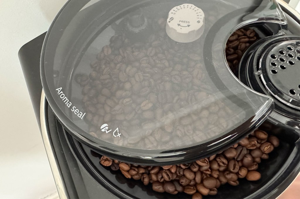 Kaffeebohnen in einem Kaffeevollautomaten