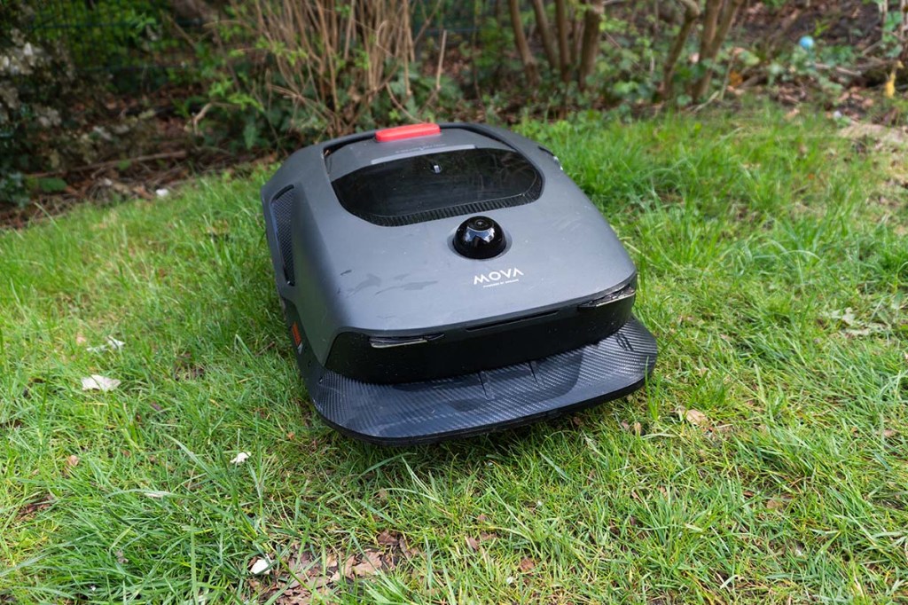 Mähroboter auf dem Rasen