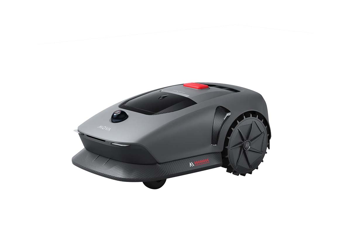 Rasenmähroboter auf weißem Grund