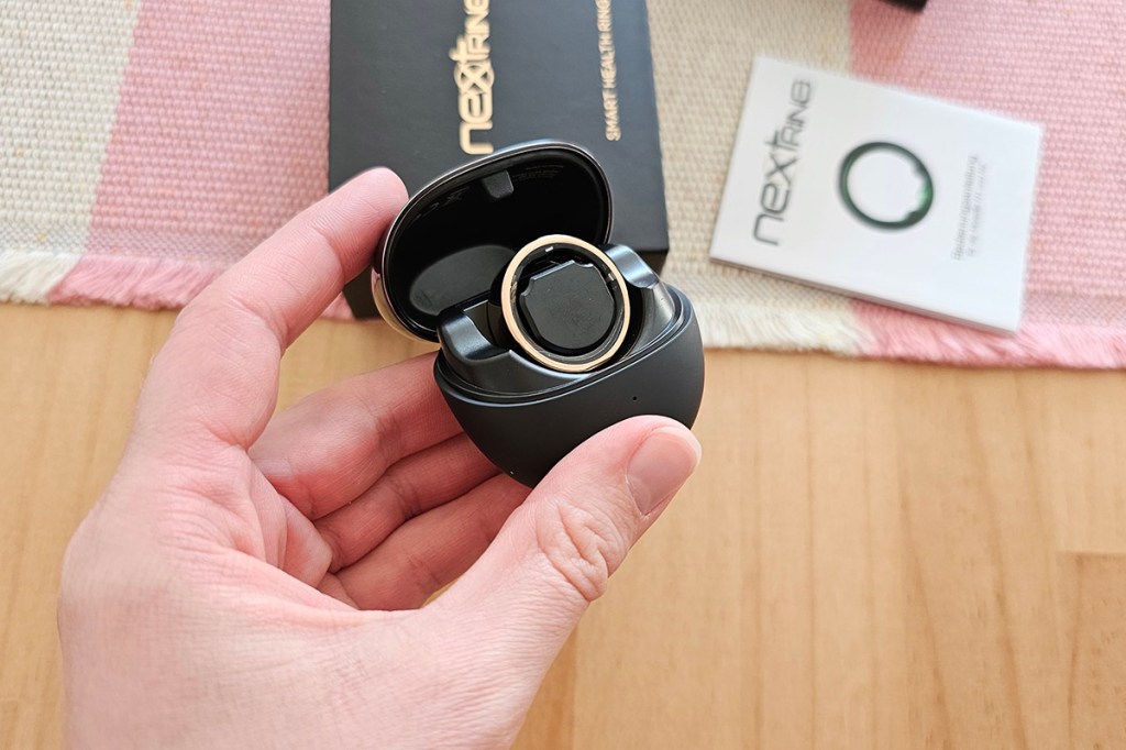 Smart Ring in Lade-Case