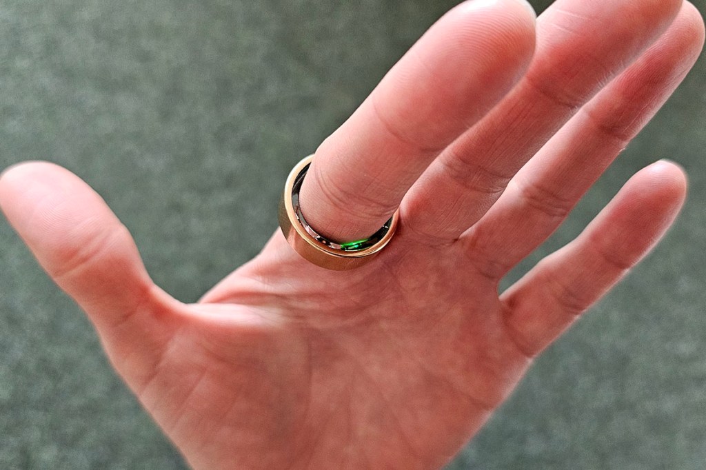 Hand mit Smart Ring