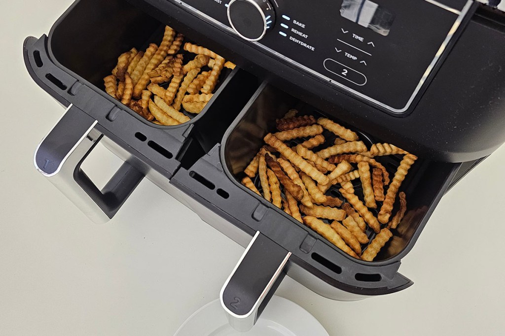 Pommes in Körben der Heißluftfritteuse