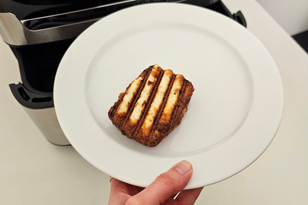 Grillkäse auf einem Teller