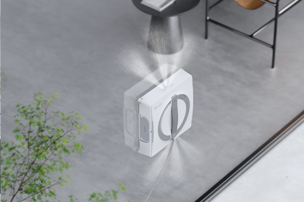 Der ECOVACS WINBOT W2 Pro im Einsatz an einer Fensterscheibe.