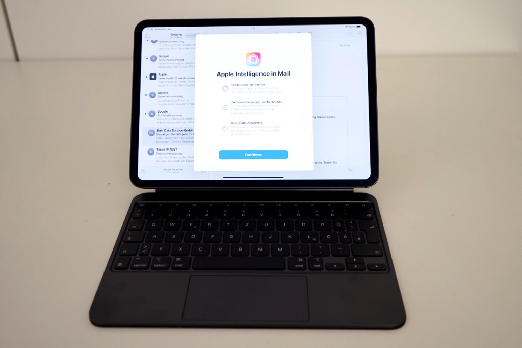 Auf einem iPad sieht man ein Popup, das die neuen Funktionen von Apple Intelligence beschreibt.