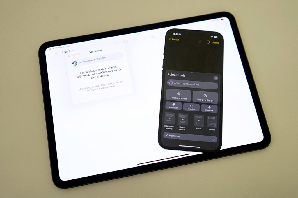 Die neuen KI-unterstützen Schreibtools von Apple auf einem iPhone und einem iPad.