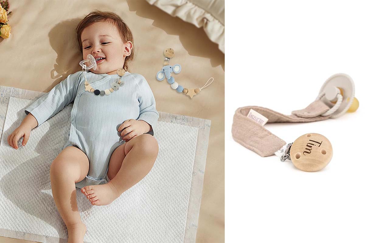 Zweigeteiltes Bild: Links Baby auf einer Decke liegend, es hat einen SChnuller im Mund, der mit einer Schnullerkette am Body befestigt ist, rechts Schnullerband mit Schnuller auf weißem Grund