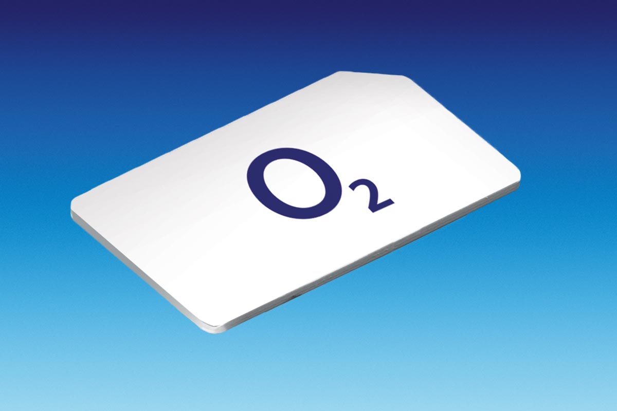 Eine SIM-Karte mit O2-Logo vor blauem Hintergrund