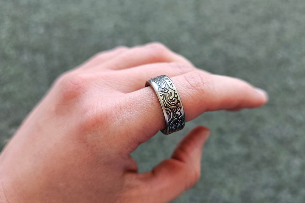 Smart Ring an Finger