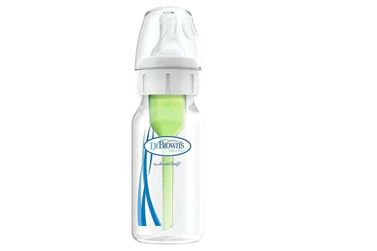 Babyflasche mit Deckel auf weißem Grund