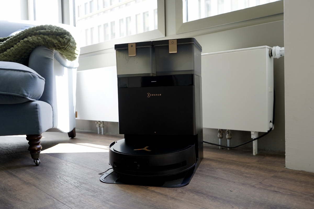 Der Deebot X8 Pro Omni in seiner Ladestation.