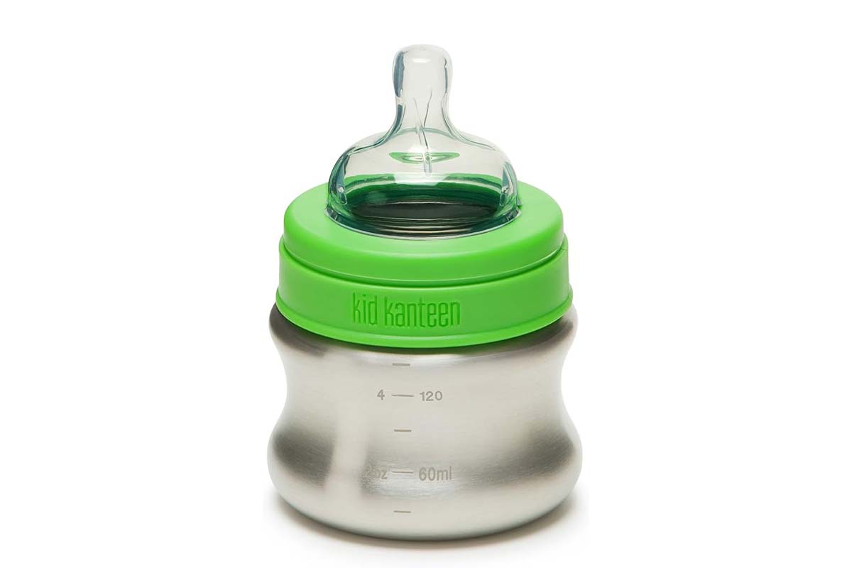 Babytrinkflasche aus Edelstahl auf weißem Grund