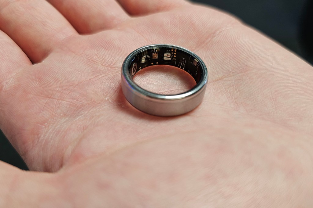 Smart Ring auf einer offenen Hand