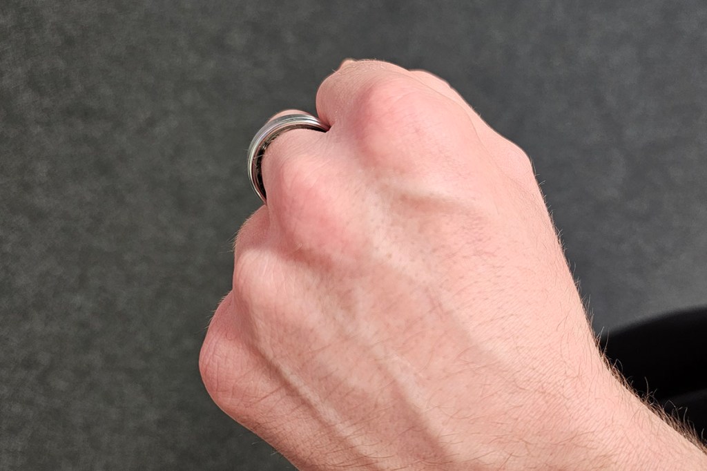Smart Ring an einer Faust