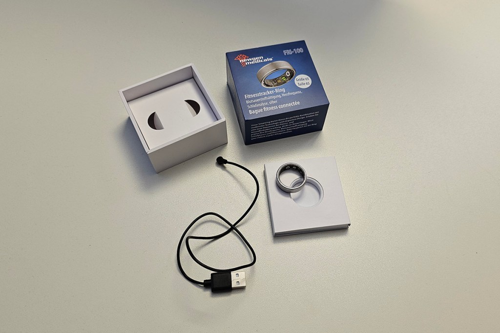 Set des Smart Rings auf einem Tisch