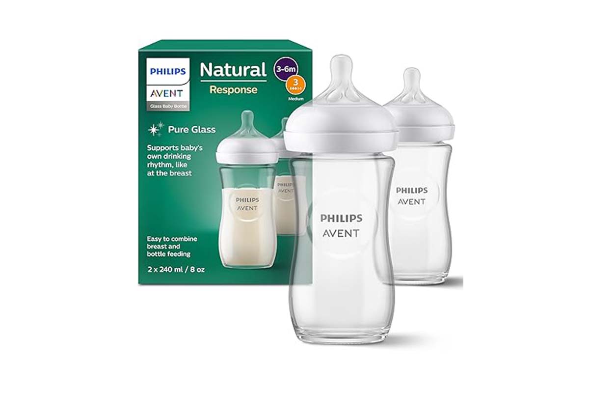 Zwei Baby-Trinkflaschen vor der dazugehörigen Verpackung stehend, auf weißem Hintergrund