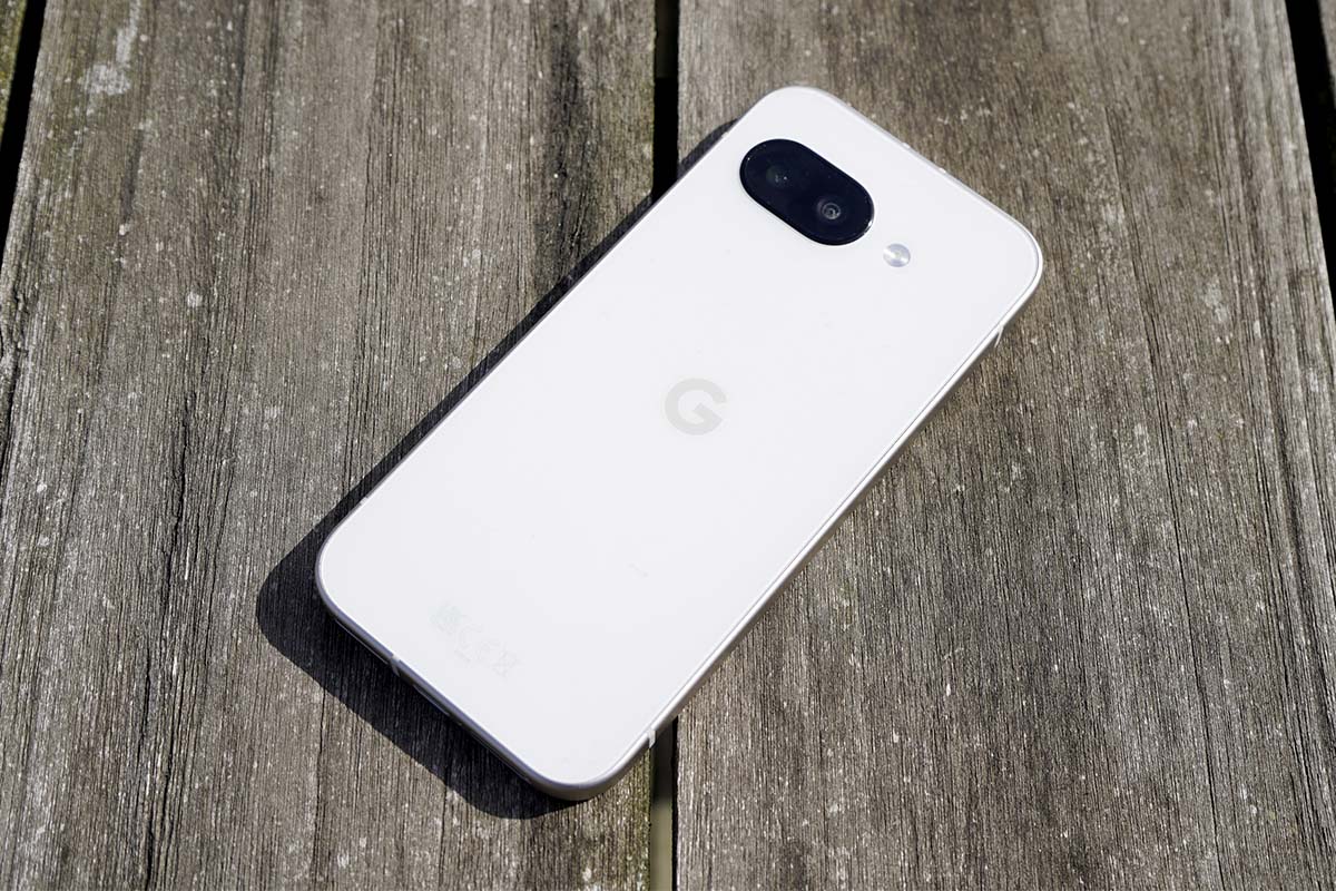 Das Pixel 9a liegt mit dem Display nach unten auf einem Holztisch.