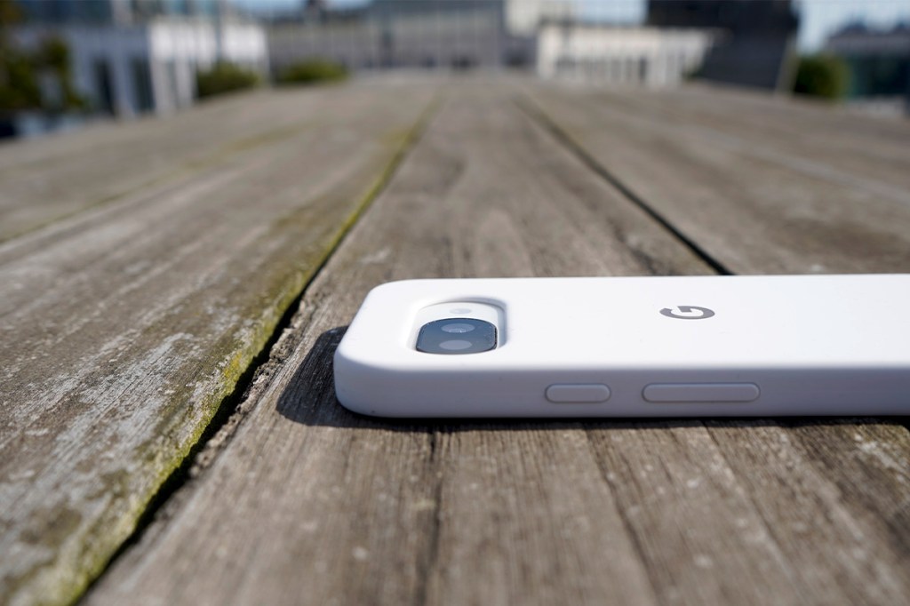 Detailaufnahme der Kamera des Pixel 9a mit Hülle.