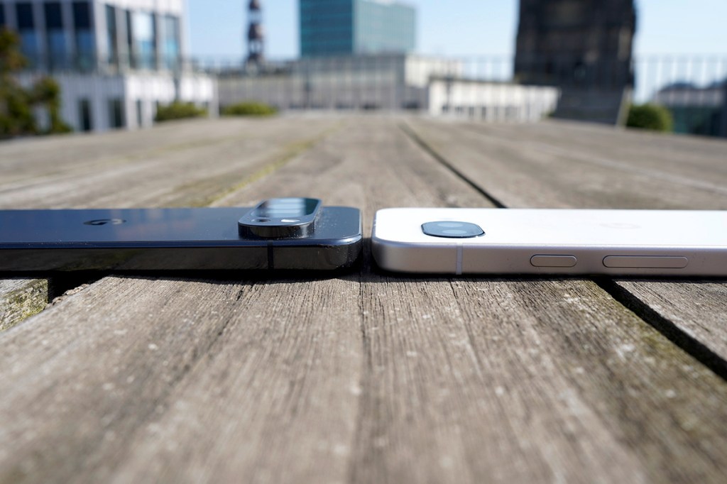 Seitlicher Blick auf die Kamera-Module des Google Pixel 9a und Pixel 9 Pro XL.