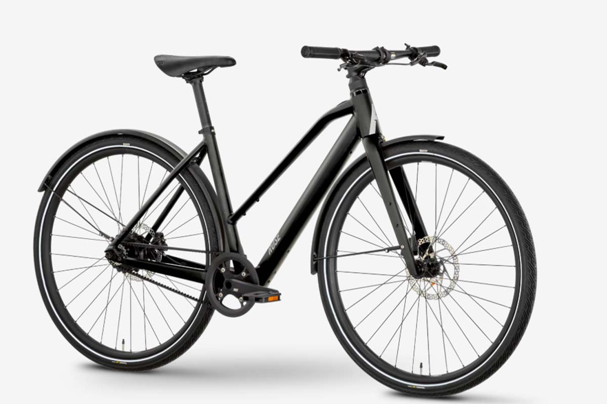 Schwarzes City-e-Bike auf weißem Grund